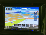 地図を大きく表示でき、現在地や周辺の道路を確認しやすい画面です。目的地までの道順を把握したいときにも役立ち、慣れない場所へのお出かけをサポートします。