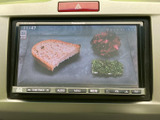 停車中にテレビ映像を視聴でき、休憩時間や待ち合わせの合間など、車内で過ごす時間を有効に活用できます。画面内の表示も確認しやすく、手元のボタンから操作できるため、停車時に使いやすい装備として重宝します。