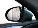 ドアミラーの鏡にはLEDが組み込まれており、車両両脇の後方から車両が接近した際には点滅して知らせることが可能です
