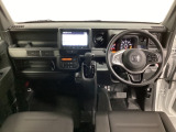 車内は光触媒抗菌消臭施工済です。インパネ周りはスタイリッシュなデザインで機能や装備も充実しています。グローブボックスやカップホルダーのほかにトレーなどたくさんの収納スペースが付いています。