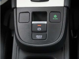 電子制御パーキングブレーキ搭載で指一本で簡単に操作することができます。さらに停車中に、ブレーキペダルを踏み続けなくても、自動的にブレーキを保持する機能である、オートマチックブレーキホールド付きです。