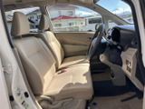 明るい色合いのシートが並び、運転席まわりも見渡しやすい落ち着いた空間です。座面や背もたれにはゆとりが感じられ、乗り降りしやすい開口部も日常使いに便利です。
