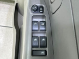 【電動格納ミラー】サイドミラーは電動格納式となっており、狭い駐車場でもキズがつくリスクを抑えられます。