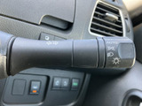 レバー上に各種表示があり、運転席から必要な操作を確認しやすい設計です。手元にまとまった機能表示は、運転中に操作内容を把握する際にも便利で、日常の運転を支えます。