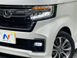 【LEDヘッドライト】悪天候や夜間走行時も良好な視界を確保し安心して運転できる高輝度LEDヘッドライトを装備!点灯速度が早く、消費電力も抑えられています。
