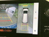 後方の映像に加えて車両周囲の様子も画面で確認でき、駐車時の安全確認をサポートします。ガイド表示も備わり、駐車スペースへ車を寄せる際に目安として活用できます。