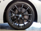 【BMWアロイホイル】軽量かつ強度に拘ったアロイホイル。走行性能ポテンシャルを引き出す設計。車の足元を引き締めてくれる大きなポイントはアロイホイルです。