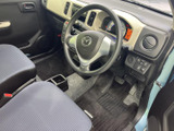 運転席まわりはメーターやスイッチが見渡しやすく、前方の視界も確保しやすいレイアウトです。座面には細かな柄のシートを採用し、足元もすっきり。落ち着いてお過ごしいただける空間です。