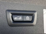 ボタン操作ひとつでトランクの開閉を可能とする電動トランクが付いております。