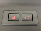 【パワーバックドア】スマートキーや運転席のボタンを押すだけでリアゲートが自動で開閉します!荷物を持っている時や、高い位置にあるバックドアを閉める際に便利な機能です♪