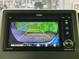 後方の映像を画面で確認でき、駐車時の周囲確認をサポートします。ガイド線も表示されるため、車庫入れや駐車位置を把握したい場面で心強い装備です。