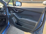運転席ドアの内張りです。窓のスイッチがまとめて並び、下にはドアポケットもありますよ。