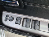 運転席のスイッチです。ドアミラーの調整や窓の開け閉め、ドアロックをここで操作できます。