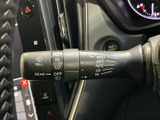 レバー上に各種操作の表示がまとめられ、運転席から内容を確認しやすい設計です。前後のワイパーに関する機能を手元で扱えるため、天候や視界に応じた操作を行いやすくなっています。