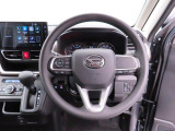 センターメーターで視界良好な運転席廻りです。運転時の視線移動が少なくて済むので安全性にも一役買ってくれますね。ぜひ一度ご覧になってください。見易さが違いますよ。