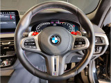 【ハンドル】ドライバーとBMW車の一体感がダイレクトに伝わるステアリングホイール。形状・太さへの拘りに加えて、操作性を高める為にスイッチ類も配置。クイックかつ安定のドライビングを体感下さい!