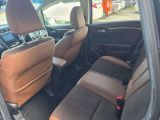 後部座席を左側から写しました。前の席の背もたれには、物を入れられるポケットがあります。