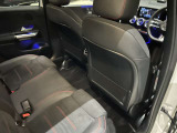 メルセデスのシートは少し硬めになっております。長時間の運転の際、適度な反発があることでお尻や腰の負担を減らす効果が御座います。
