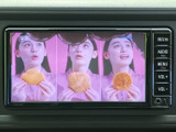 画面には映像が表示され、停車中にテレビ番組などを視聴する際に活用できます。映像の確認から音量調整まで手元で行いやすく、待ち時間を過ごす場面にも便利な装備です。