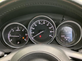 速度やエンジン回転数などを運転席から確認しやすく、中央には速度計、左右には各種表示を配置しています。走行中に必要な情報を把握しやすい、見やすさに配慮した計器まわりです。