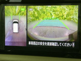車両後方の映像に加え、周囲を見渡す画面表示もあり、駐車時の確認をサポートします。ガイド線も表示されるため、周囲に注意しながら後退操作を行えます。