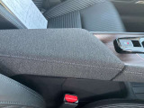 センターアームレスト付き、長時間の運転で疲れた腕を乗せてください。