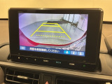 リバースギアに入れるだけで後方の表示へ切り替わります。夜間や雨の日の駐車も楽になりますよ。