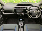 運転席まわりはメーターや画面が見渡しやすく、前方の視界も確保されています。前席はゆったりと座れる形状で、乗り降り後も落ち着いて過ごせる空間です。