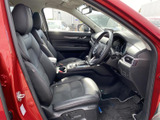 運転席まわりは前方を見渡しやすく、視界の広さが感じられるレイアウトです。シートにはゆったり座れる形状を備え、落ち着いた色合いで清潔感のある室内です。