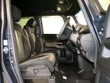 運転席と助手席がつながった構造なので、狭い駐車場でも助手席側からスムーズに降りれます♪