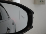 隣車線を走る車両をレーダーで検知し、ドアミラーでは確認しにくい後側方エリアに存在する車両に加え、急接近してくる車両も検知します。車両を検知するとドアミラーに搭載されたLEDインジケーターが点灯します。