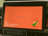 停車中にテレビ番組や映像を楽しめる画面を備えています。目的地での待ち時間や休憩のひとときに活用でき、画面上で視聴内容を確認しながら過ごせる便利な装備です。
