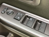 ドアミラーや窓の操作スイッチが運転席側のドアにまとまり、座ったまま手が届きやすい配置です。ボタンの表示も見やすく、日常の開閉操作を行いやすい仕様です。