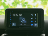 画面には音楽再生や電話などの項目が表示され、タッチ操作で使いたい機能を選べる構成です。ホーム画面から内容を見分けやすく、音楽を楽しむ日常の移動にも便利です。