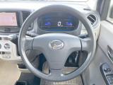 インテリアに合わせたデザインのステアリングは、運転される方のことも考え、運転しやすい形状、大きさです。是非一度、実際に触ってお確かめください。
