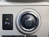 エンジンスタートスイッチです。キーが車内にあれば、エンジンの始動や停止はスイッチを押すだけ!キーを取り出す手間を省き、ワンプッシュで操作できるので簡単でスムーズです。