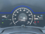 速度や時計、走行距離などの情報がメーター内にまとまり、運転中も目線の移動を抑えて確認できます。必要な表示をひと目で把握しやすく、日々の運転をサポートします。