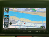 現在地や周辺の道路を画面上で確認でき、目的地までの道順を把握する際に便利です。地図表示が大きく、交差点や川などの位置関係も見やすく、日々のお出かけをサポートします。