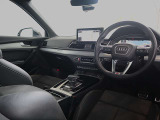 内装はシンプルに使い勝手を考え作られています。お車を運転する感覚をダイレクトに体感して頂けます。室内も広くロングドライブにも快適にお過ごしいただけます。