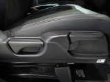 運転席はシートハイトアジャスター付で高さ調整が出来るので、色々な方のドライビングポジションに合います!