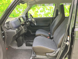 運転席と助手席が並ぶ室内は、視界が広く開放感があります。シートや足元は落ち着いた色合いでまとめられ、乗り込んだ際もすっきりとした印象を受けます。
