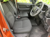 運転席と助手席が並ぶ前席は、視界を広く感じられる見晴らしのよいレイアウトです。シートは落ち着いた色合いで、乗り降りしやすいドア開口部からも日々の使いやすさが伝わります。