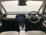 【前方視界】開放的な前方視界!運転がしやすく疲れにくいです♪窓が大きく、見通しがとっても良いおクルマですよ♪