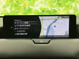 地図とナビメニューが同じ画面で確認でき、目的地の検索や案内設定を進めやすい表示です。必要な項目を見比べながら操作できるため、行き先を決める際にも便利にお使いいただけます。