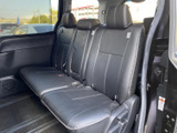 ゆとりを感じるベンチタイプのシートに、ヘッドレストとシートベルトを備えた後席空間です。窓から外の景色も見渡しやすく、乗員が並んでくつろげるレイアウトで、家族でのお出かけにも活躍します。