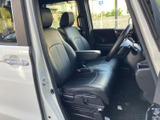 ゆったりした前席は、背もたれと座面に厚みのある形状を採用。運転席まわりまで見通しやすく、乗り降りの際にも室内の様子を確認しやすい空間です。