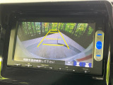 【バックカメラ】駐車時に後方がリアルタイム映像で確認できます。大型商業施設や立体駐車場での駐車時や、夜間のバック時に大活躍!運転スキルに関わらず、今や必須となった装備のひとつです!