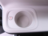 保温機能付きドリンクホルダー。ホットドリンクの飲みごろ温度をキープ。テイクアウトの温かい飲み物をドライブ中美味しく楽しめます。