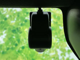 フロントガラス上部に機器を設置できるスペースがあり、運転席まわりの視界にも配慮された配置です。前方を見渡す際に視線を妨げにくい位置に収まっています。