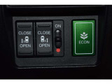 両側電動スライドドアです。ハンドル付近に開閉スイッチがあるので、運転席からも操作が可能です。